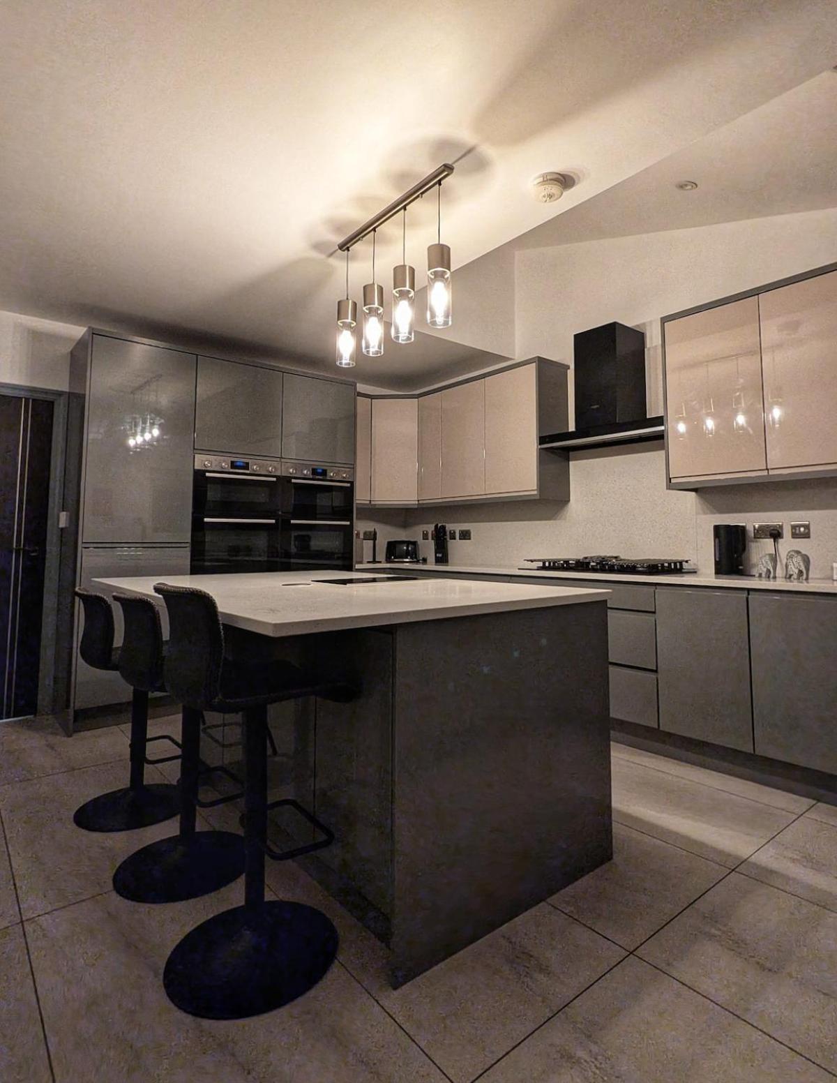 Beautiful 5 Bedroom Home Sleeps 12 People In Манчестер Экстерьер фото