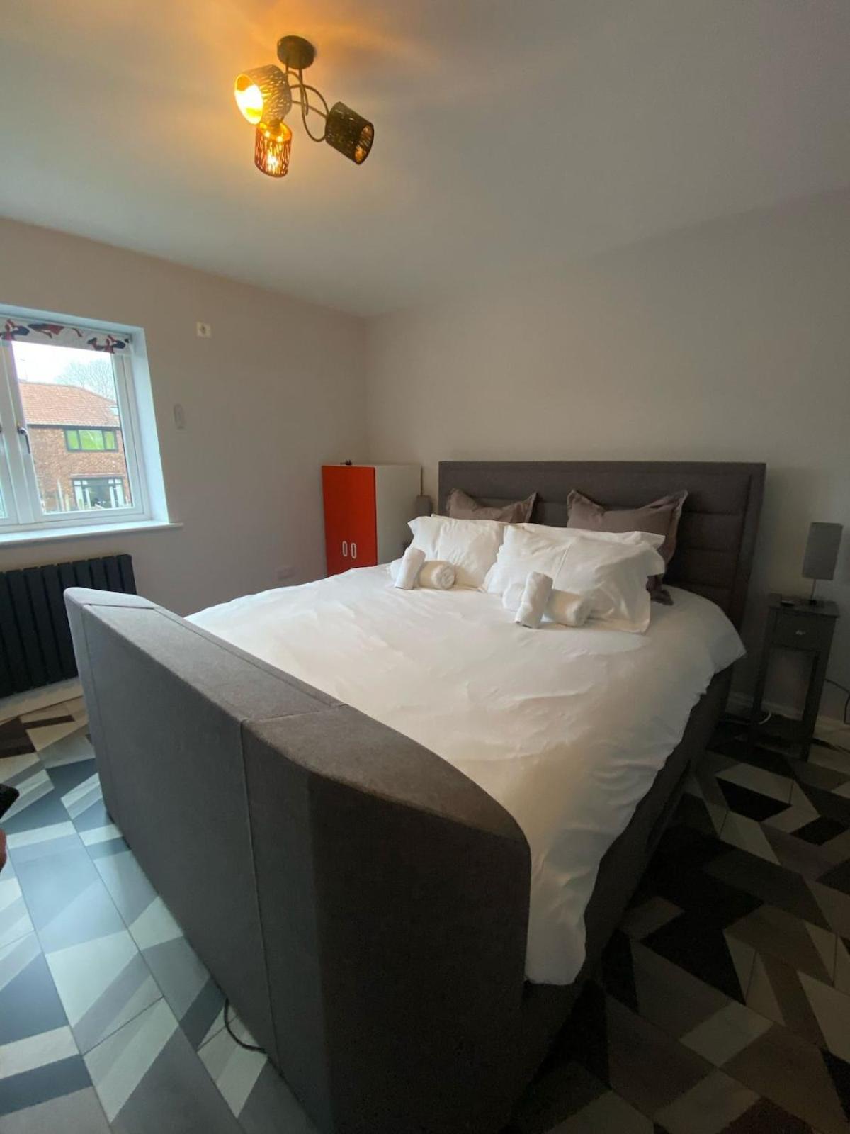 Beautiful 5 Bedroom Home Sleeps 12 People In Манчестер Экстерьер фото